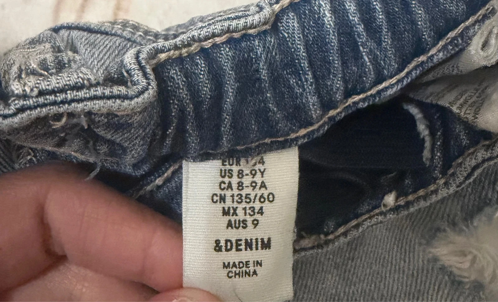 🔵 Calça jeans azul desbotado H&M com renda e rasgos - Tamanho 8-9 anos (134 cm) – photo 6